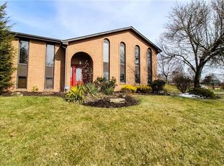 102 Huron Dr, Carnegie, PA