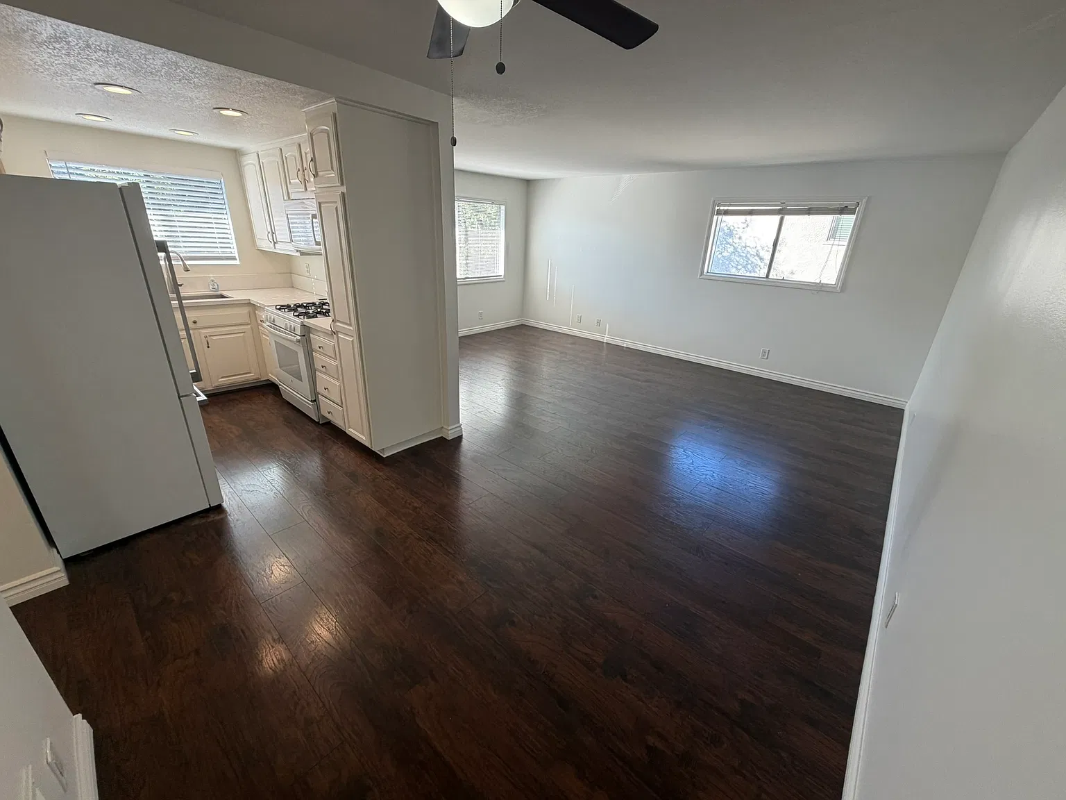 2 bed, 859 sqft, $2,400 — Photo 2