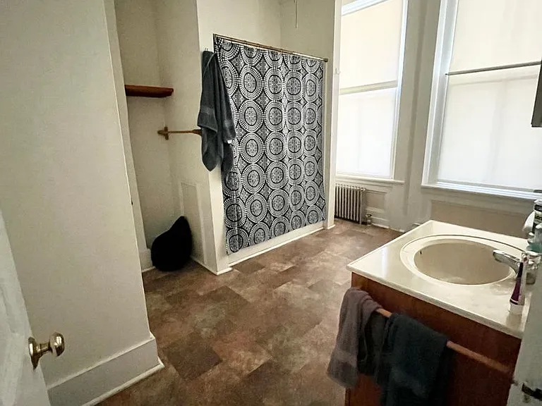 129 W Linn St — Photo 6