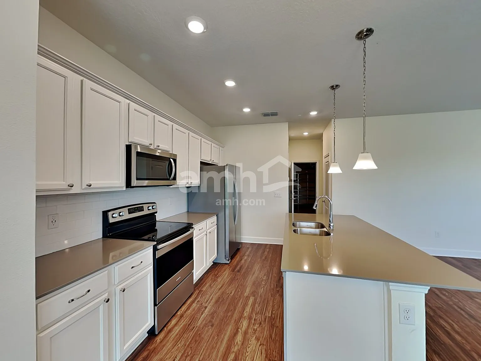 4 bed, 2.5 bath, 1977 sqft, $2,520 — Photo 3