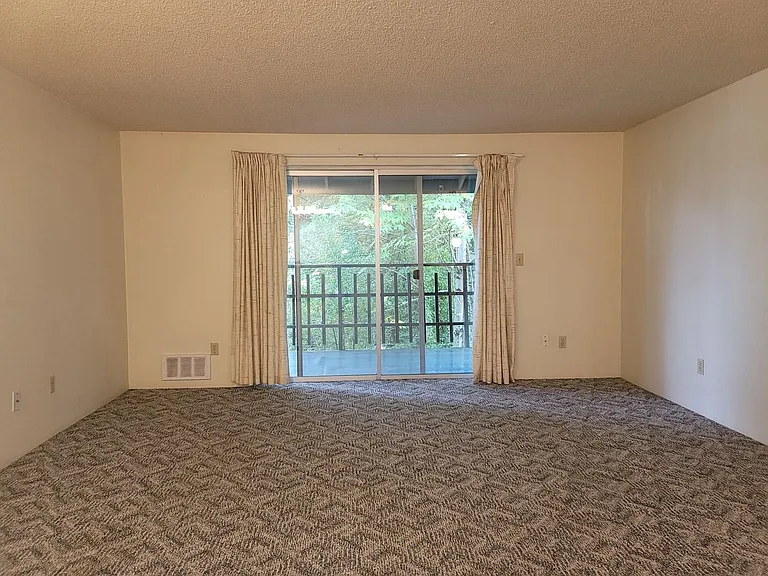 1112 Shorewood Drive — Photo 4
