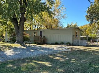 812 N Ward Rd, Raymore, MO 64083