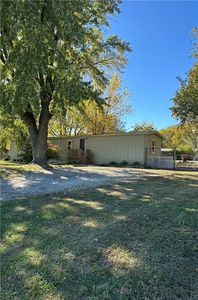812 N Ward Rd, Raymore, MO, 64083