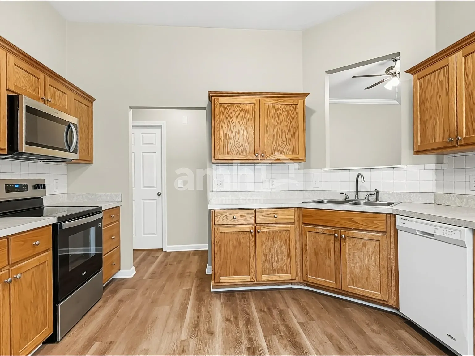 3 bed, 2.0 bath, 1459 sqft, $2,190 — Photo 3