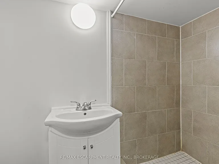 14 Westmount Ave #LOWER — Photo 18