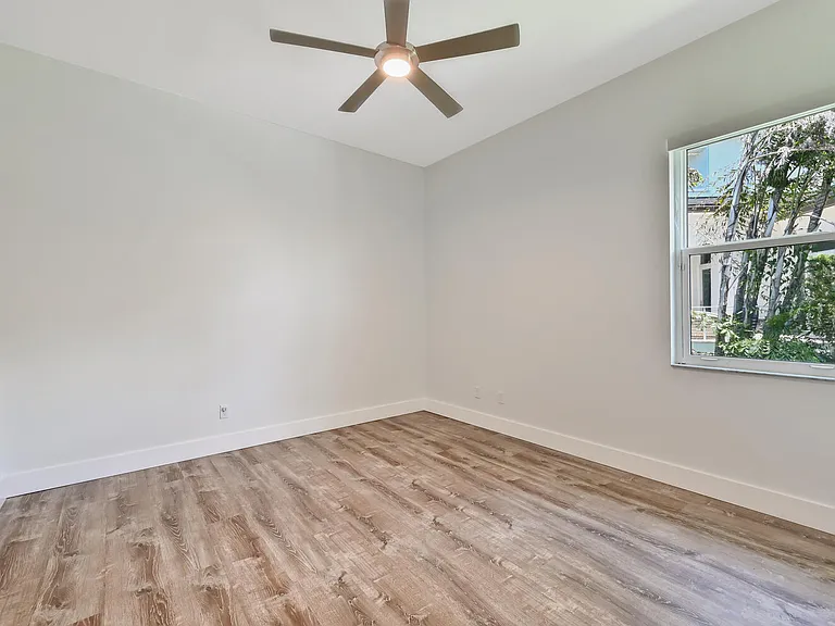 4231 Crayton Rd — Photo 31