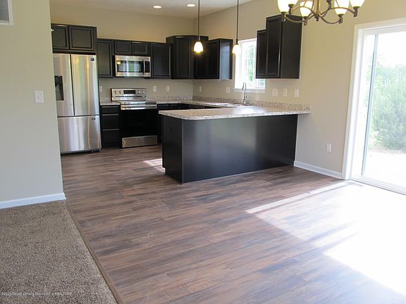 2nd image of 712 Oakwood Dr