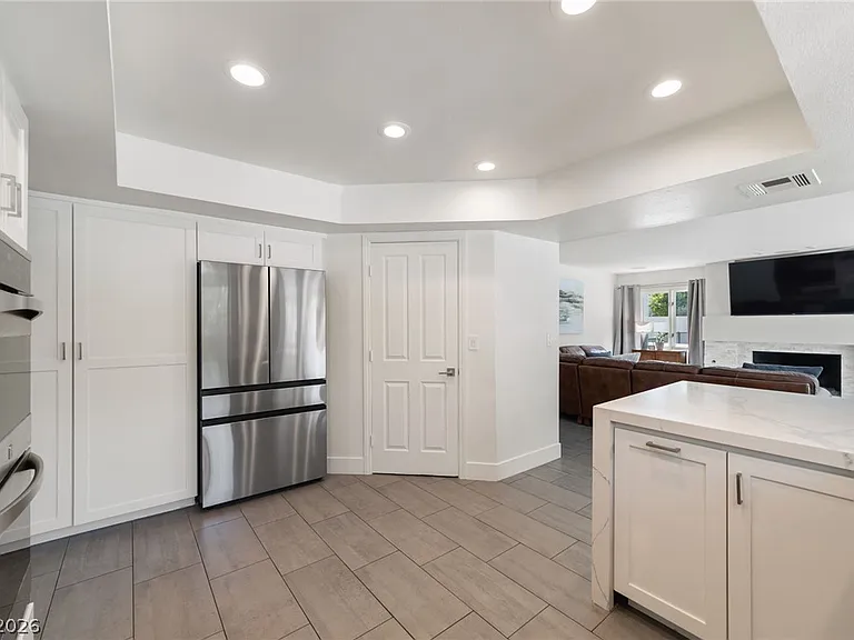2233 Versailles Ct — Photo 47