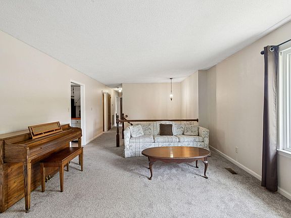 5th image of 413 Sandalwood Dr