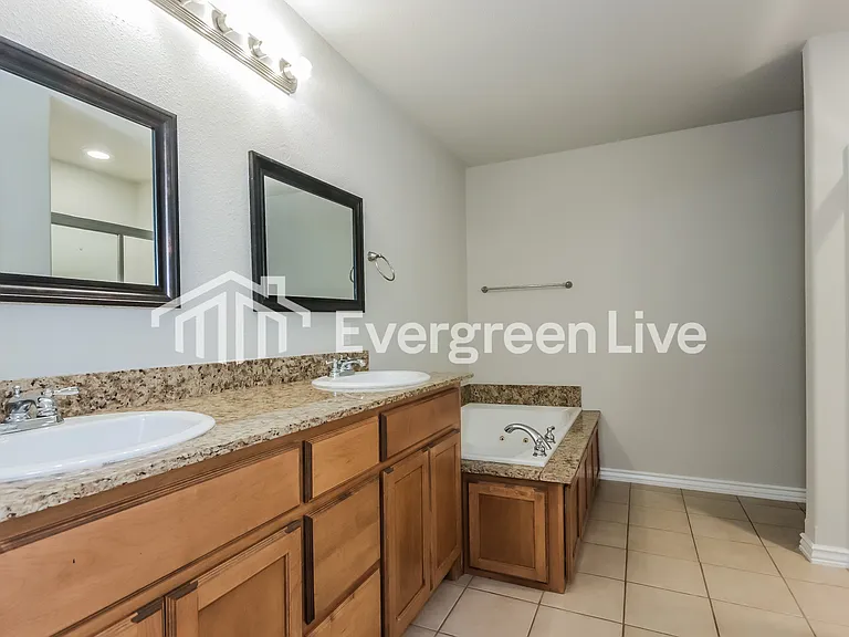 832 Oakwood Ct — Photo 9