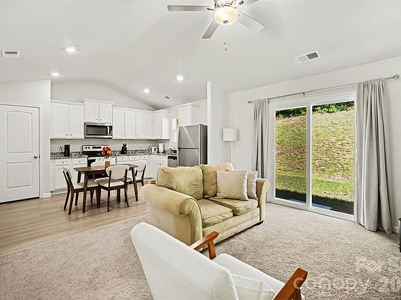 3rd image of 3150 Maple Ridge Dr