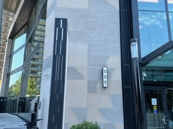 585 Bloor St E, Toronto, ON
