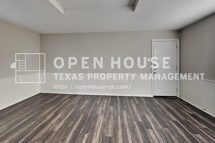 1601 Barclay Dr — Photo 6
