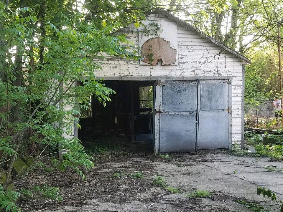 2nd image of 196 Elm St