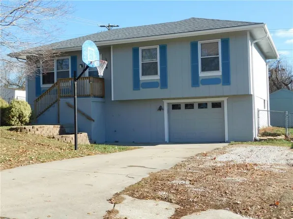 1709 Stacy Rd, Harrisonville, MO 64701