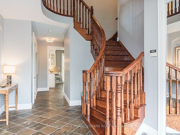 4th image of 1624 Arthurs Way