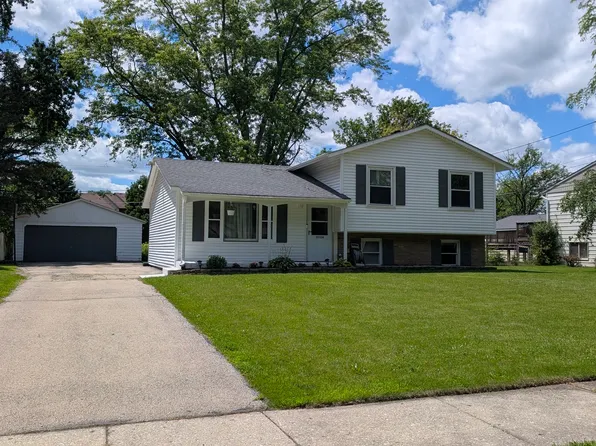 5S334 Stewart Dr, Naperville, IL 60563