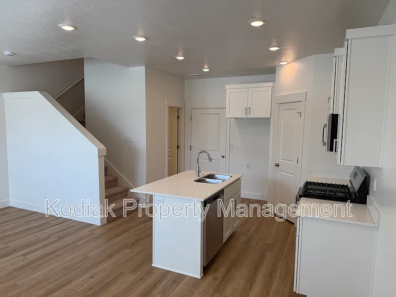 3 bed, 2.5 bath, 1394 sqft, $1,750 — Photo 3