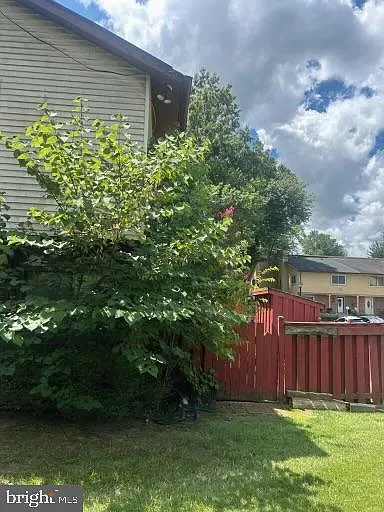 7639 Woodbine Dr — Photo 2