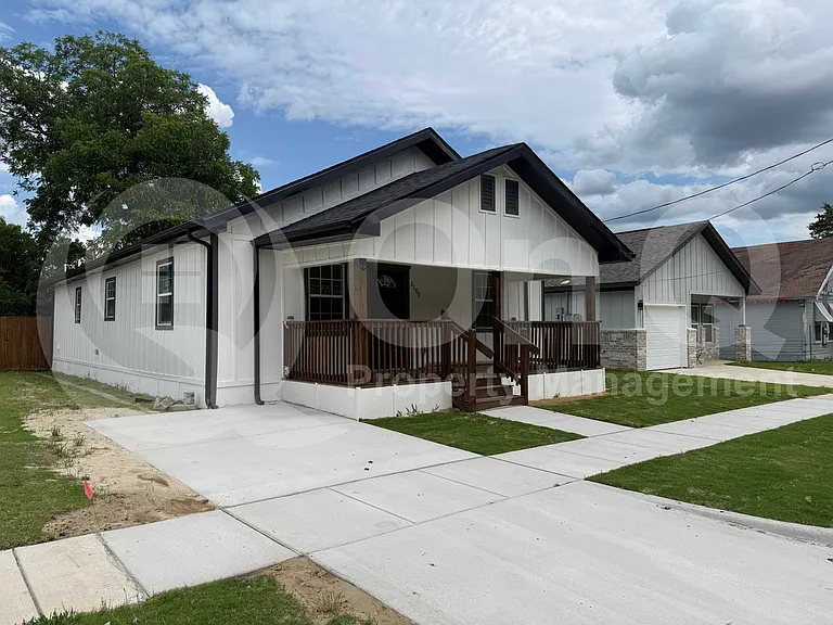 2209 Wellington St — Photo 1