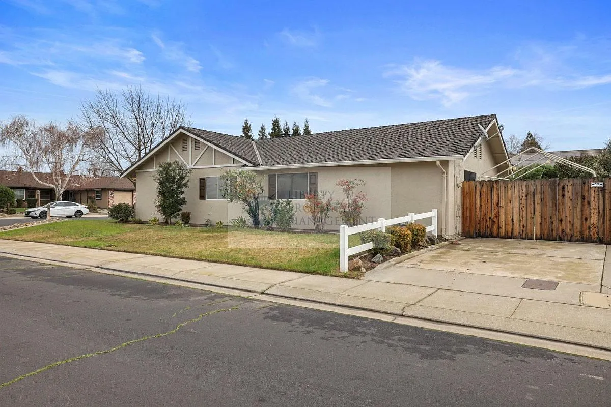 3 bed, 1914 sqft, $2,665 — Photo 2