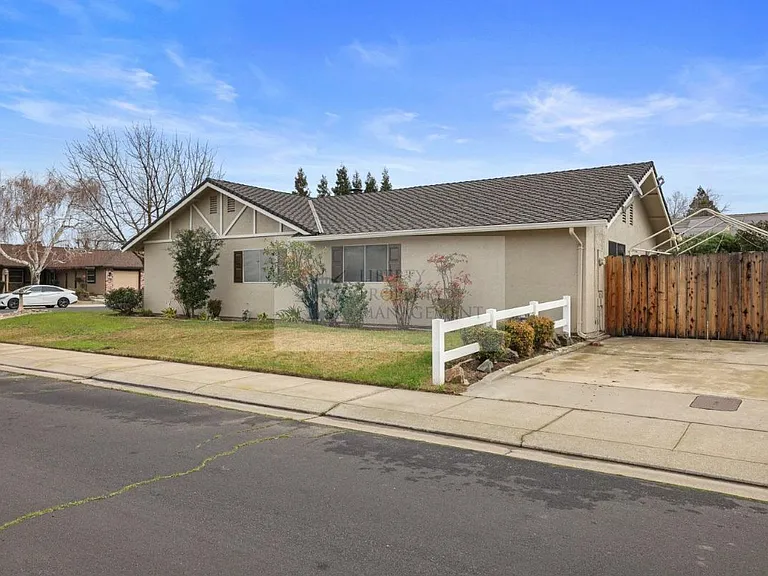 1558 Springcreek Way — Photo 2