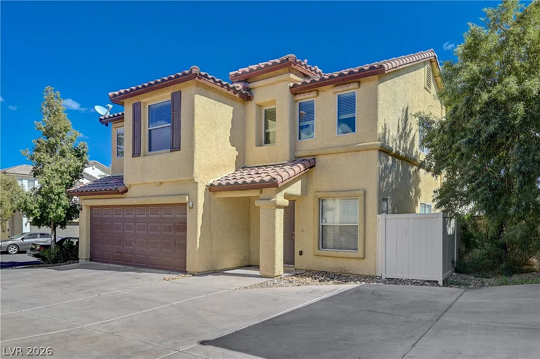 4 bed, 2.5 bath, 1957 sqft, $2,150 — Photo 2