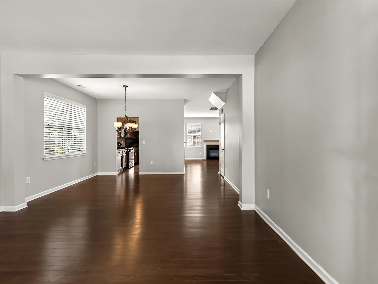 5 bed, 3.0 bath, 2400 sqft, $2,695 — Photo 4