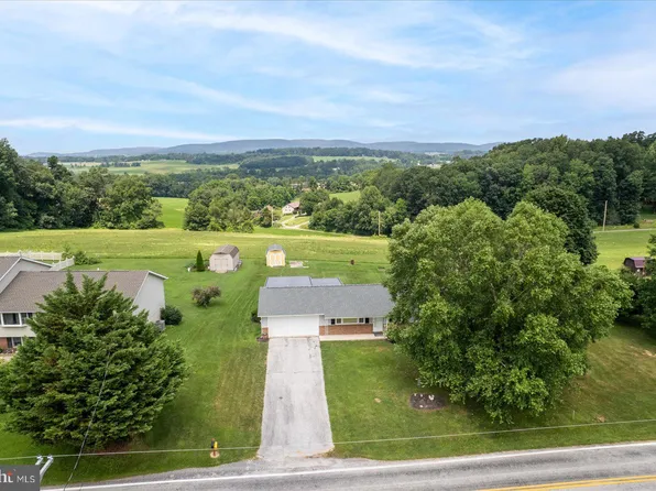 6213 Hoff Rd, Spring Grove, PA 17362