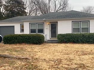 1912 SW Moundview Dr, Topeka, KS 66604