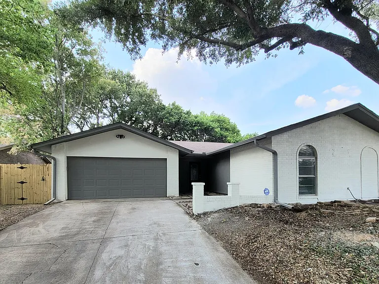 701 Salem Dr — Photo 1