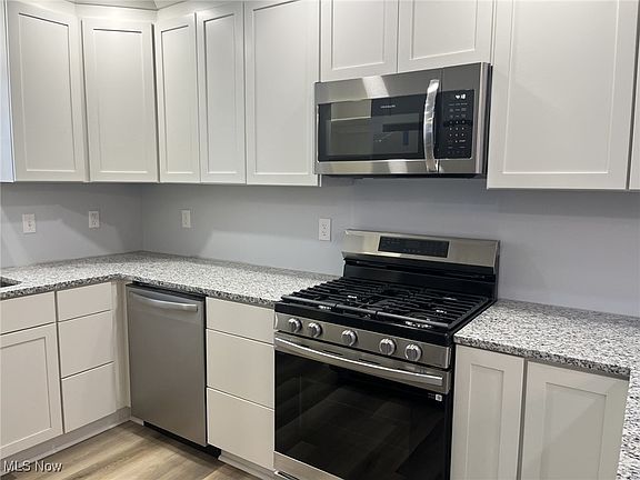 4th image of 3264 Altamont Ave