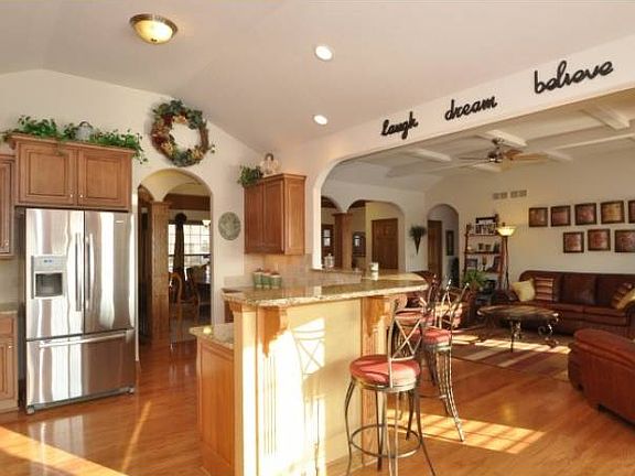 Large Kitchen with Granit