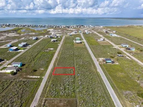 279 W Live Oak Ln, Rockport, TX 78382