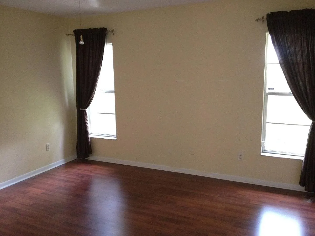 Master Bedroom w/ Walk-In Closet - 658 Bryan Terrace Dr