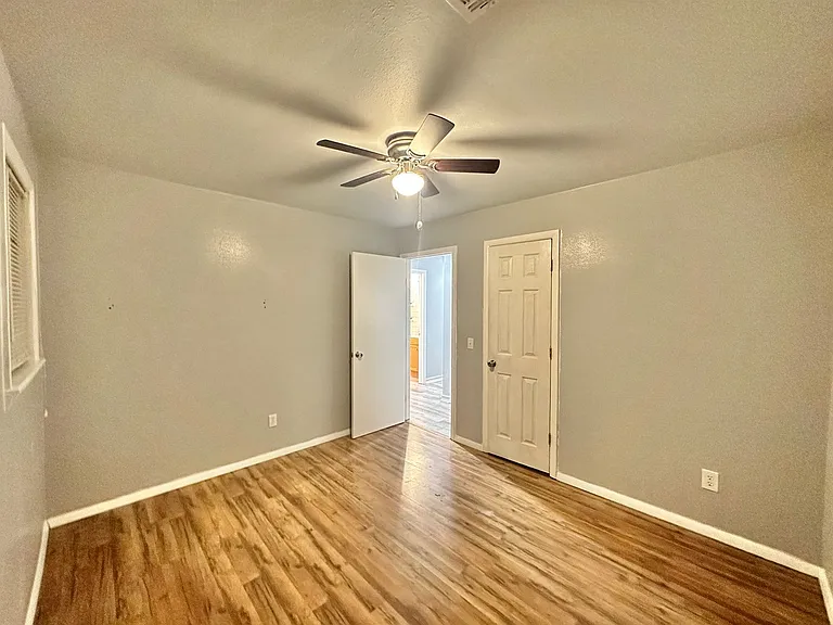 1604 Summit St — Photo 5