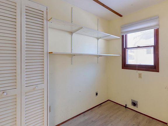 4th image of 916 College St