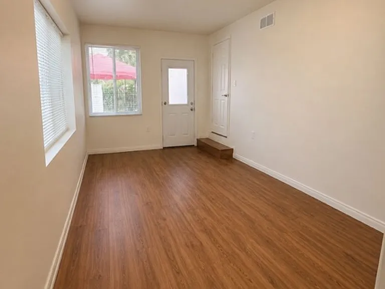 5016 Kester Ave — Photo 10