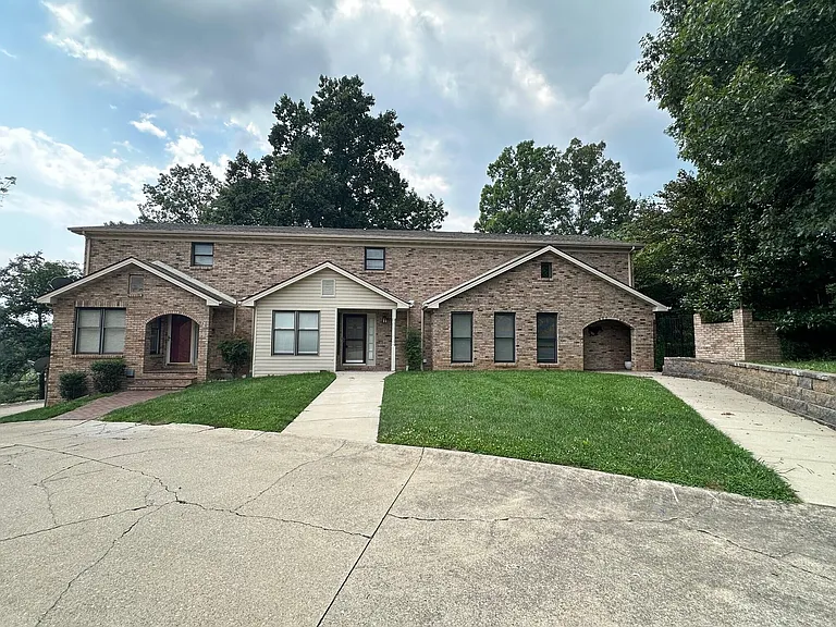 3505 Lakeside Ct — Photo 2