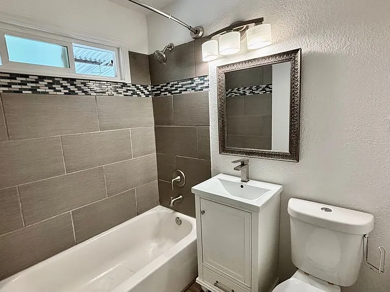 1934 Kenton St — Photo 9
