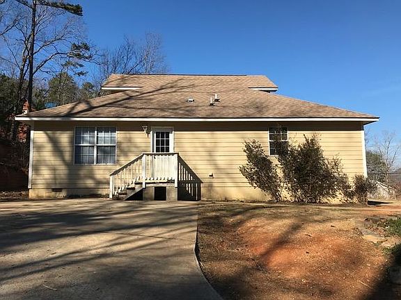 Side entry from driveway goes into the kitchen