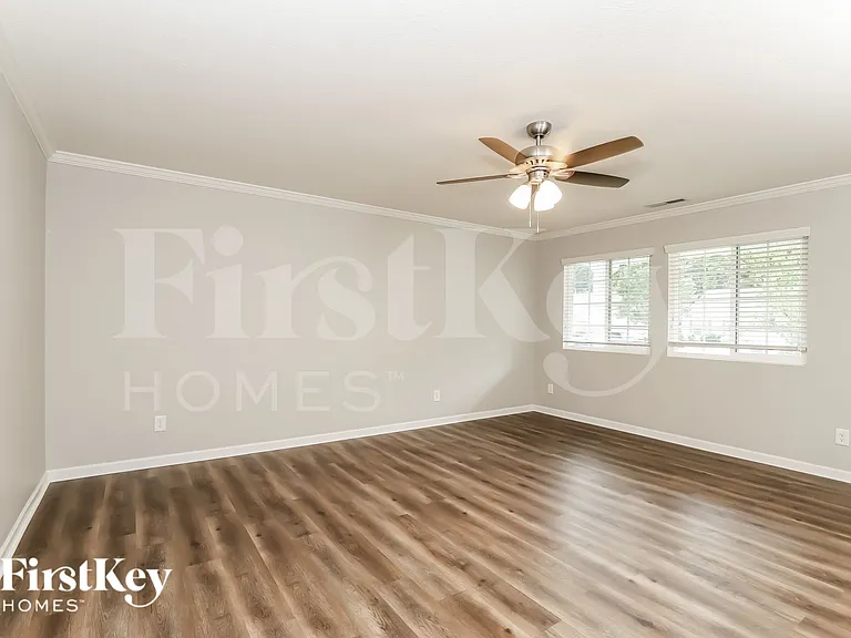 400 Walnut Crossing Dr — Photo 4