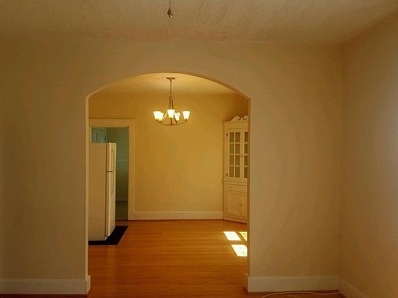5th image of 105 E 32nd St