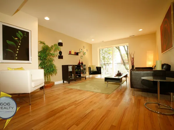 6954 N Greenview Ave