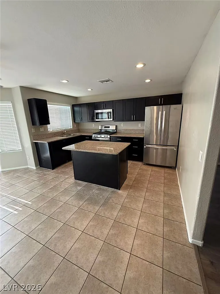 3 bed, 2.0 bath, 1521 sqft, $1,975 — Photo 2