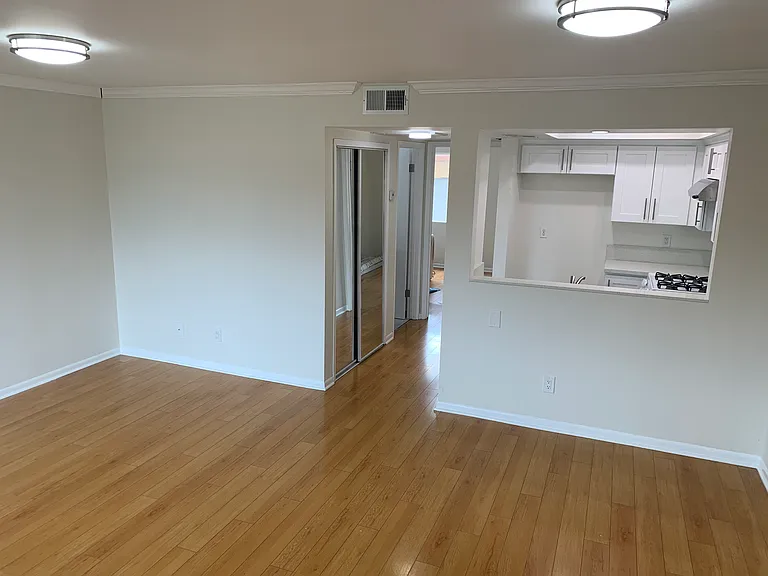 123 W Chevy Chase Dr — Photo 7