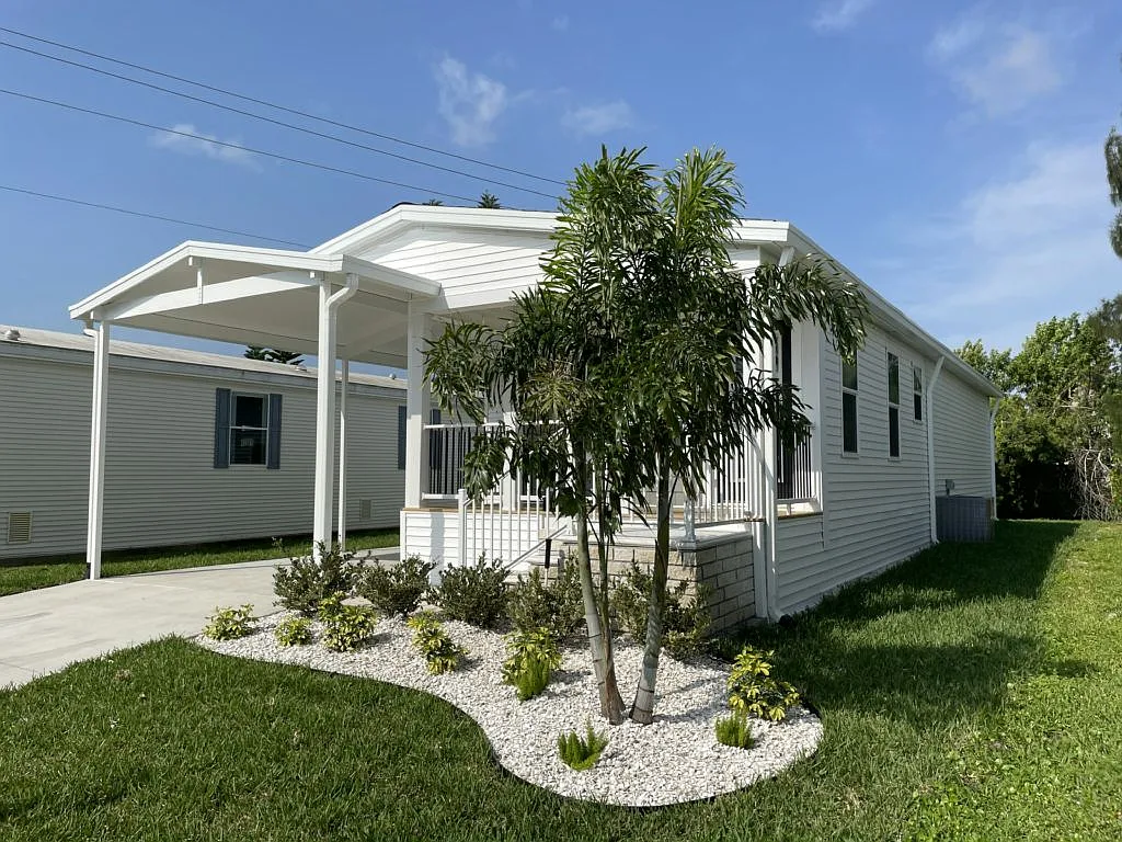 2 bed, 2.0 bath, 1098 sqft, $1,607 — Photo 3