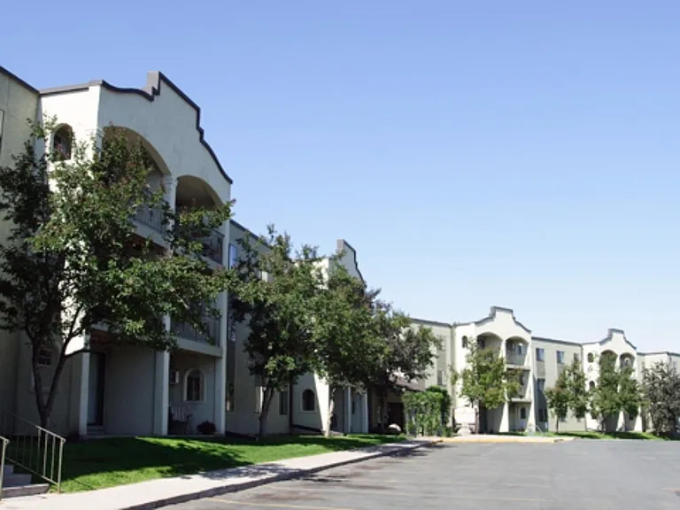 Pondview Apartments — Photo 4