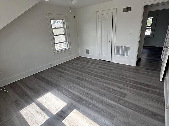 3rd image of 105 E Molloy Rd Floor 1