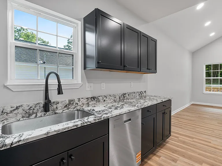 410 Lincolnshire Blvd — Photo 11
